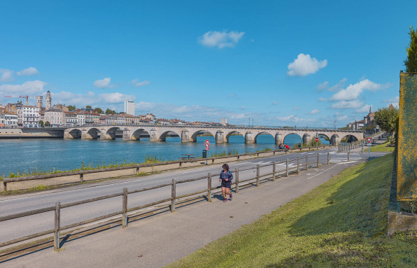 Vue d'ensemble du pont, d'aval et depuis la rive gauche. © Région Bourgogne-Franche-Comté, Inventaire du patrimoine