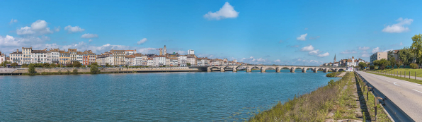 Vue d'ensemble du pont et des quais en aval, depuis la rive gauche. © Région Bourgogne-Franche-Comté, Inventaire du patrimoine