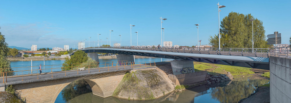 Le pont vu depuis la rive gauche. Au premier plan, le pont sur la Veyle. © Région Bourgogne-Franche-Comté, Inventaire du patrimoine