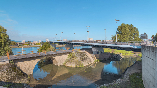 Le pont vu depuis la rive gauche. Au premier plan, le pont sur la Veyle. © Région Bourgogne-Franche-Comté, Inventaire du patrimoine