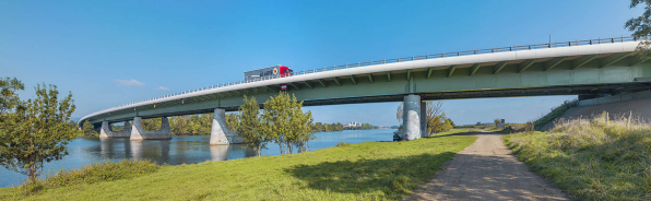 Pont supportant l'autoruoute A 406, vu d'aval, depuis le chemin de halage rive gauche. © Région Bourgogne-Franche-Comté, Inventaire du patrimoine