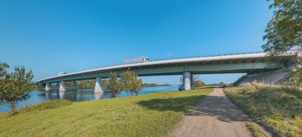 Le pont de l'autoroute A406, vu d'aval, depuis le chemin de halage rive gauche. © Région Bourgogne-Franche-Comté, Inventaire du patrimoine