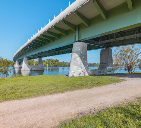 Détail des piles et du tablier du pont de l'A406, depuis la rive gauche. © Région Bourgogne-Franche-Comté, Inventaire du patrimoine