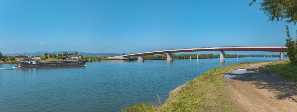 Vue d'ensemble du port et du pont d'Arciat, depuis la rive gauche de la Saône. © Région Bourgogne-Franche-Comté, Inventaire du patrimoine