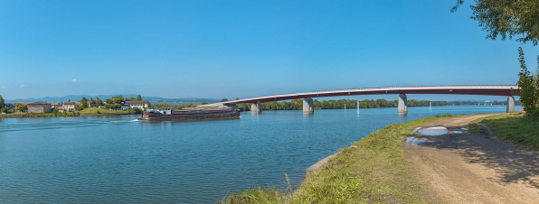 Vue d'ensemble du port et du pont d'Arciat, depuis la rive gauche de la Saône. © Région Bourgogne-Franche-Comté, Inventaire du patrimoine