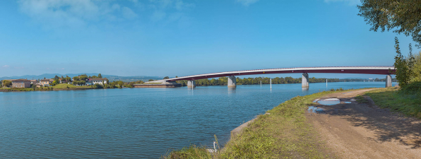 Vue d'ensemble du port et du pont d'Arciat, depuis la rive gauche de la Saône. © Région Bourgogne-Franche-Comté, Inventaire du patrimoine