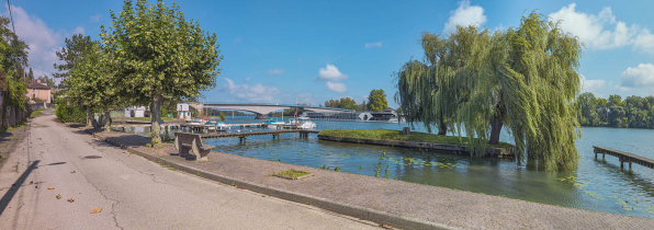 Le port et le pont de Saint-Romain, vus depuis la rive droite. © Région Bourgogne-Franche-Comté, Inventaire du patrimoine