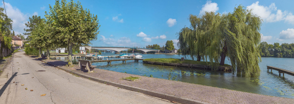 Le port et le pont de Saint-Romain, vus depuis la rive droite. © Région Bourgogne-Franche-Comté, Inventaire du patrimoine