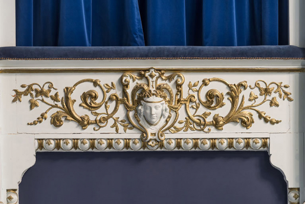  Décor du garde-corps de la loge d'avant-scène côté cour, au 2e balcon. © Région Bourgogne-Franche-Comté, Inventaire du patrimoine