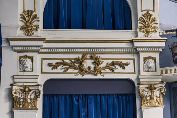 Loge d'avant-scène côté cour, 3e balcon : décor du garde-corps. © Région Bourgogne-Franche-Comté, Inventaire du patrimoine