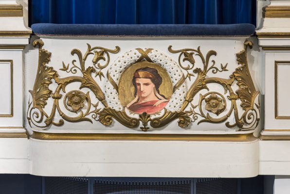 Loge d'avant-scène côté cour, 1er balcon : décor du garde-corps avec la représentation de la Tragédie. © Région Bourgogne-Franche-Comté, Inventaire du patrimoine