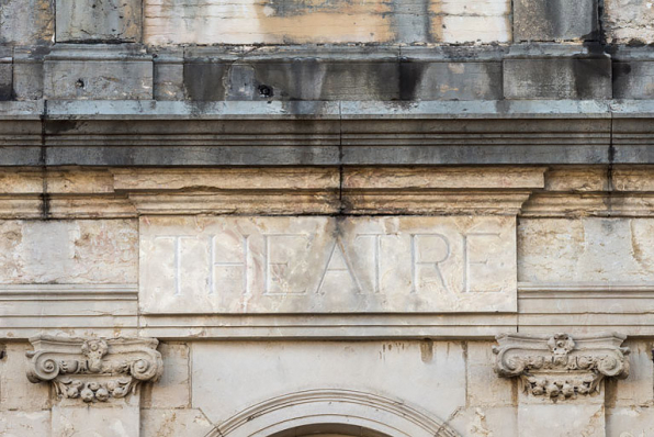 Façade antérieure : inscription Théâtre. © Région Bourgogne-Franche-Comté, Inventaire du patrimoine