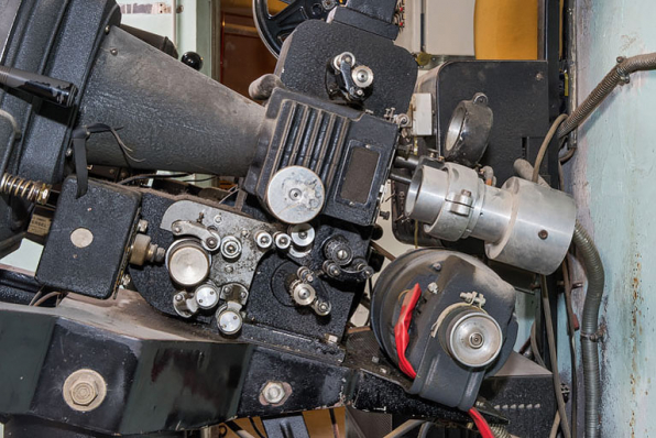 Projecteur côté cour : système d'entraînement du film et objectif. © Région Bourgogne-Franche-Comté, Inventaire du patrimoine