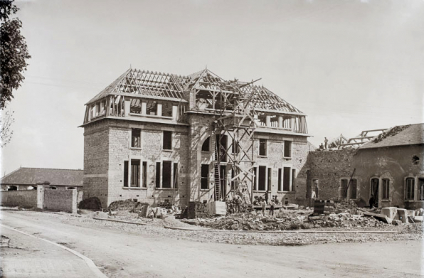 Nuits-Saint-Georges : construction de l'école des garçons. S.d. [entre 1926 et 1930]. A droite est visible l'extrémité du bâtiment, en cours d'extension. © Région Bourgogne-Franche-Comté, Inventaire du patrimoine