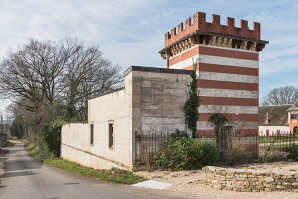 "Château neuf" : la "Tour du Four" et l' "appartement des bains", depuis la route au nord-est. © Région Bourgogne-Franche-Comté, Inventaire du patrimoine