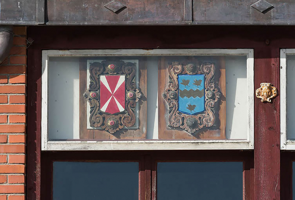 Communs (mur oriental du foyer) : deux armoiries (1er ensemble sur six en partant de la gauche). © Région Bourgogne-Franche-Comté, Inventaire du patrimoine