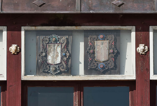 Communs (mur oriental du foyer) : deux armoiries (3e ensemble sur six en partant de la gauche). © Région Bourgogne-Franche-Comté, Inventaire du patrimoine