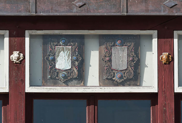 Communs (mur oriental du foyer) : deux armoiries (4e ensemble sur six en partant de la gauche). © Région Bourgogne-Franche-Comté, Inventaire du patrimoine