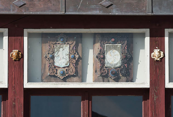 Communs (mur oriental du foyer) : deux armoiries (5e ensemble sur six en partant de la gauche). © Région Bourgogne-Franche-Comté, Inventaire du patrimoine