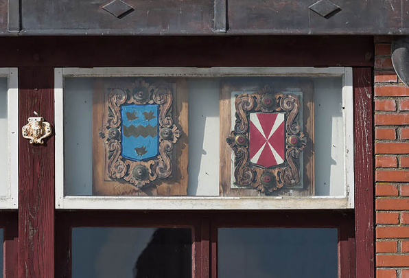 Communs (mur oriental du foyer) : deux armoiries (6e et dernier ensemble sur six en partant de la gauche). © Région Bourgogne-Franche-Comté, Inventaire du patrimoine
