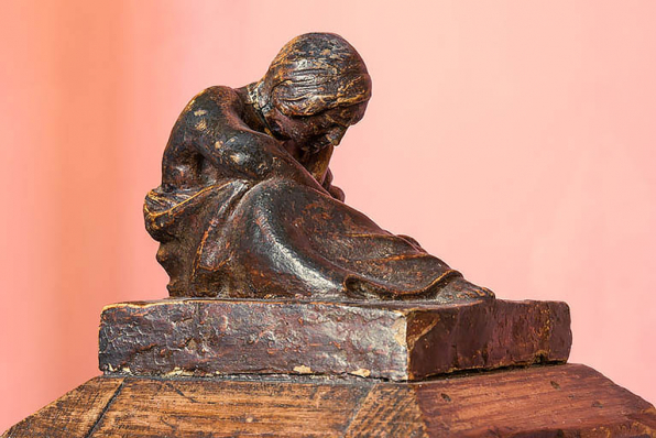 Escalier, 1er étage : statuette de femme, à l'extrémité de la rampe d'appui (vue rapprochée). © Région Bourgogne-Franche-Comté, Inventaire du patrimoine