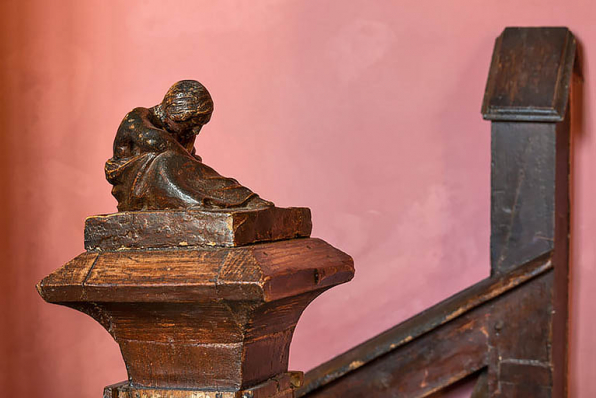 Escalier, 1er étage : statuette de femme, à l'extrémité de la rampe d'appui. © Région Bourgogne-Franche-Comté, Inventaire du patrimoine