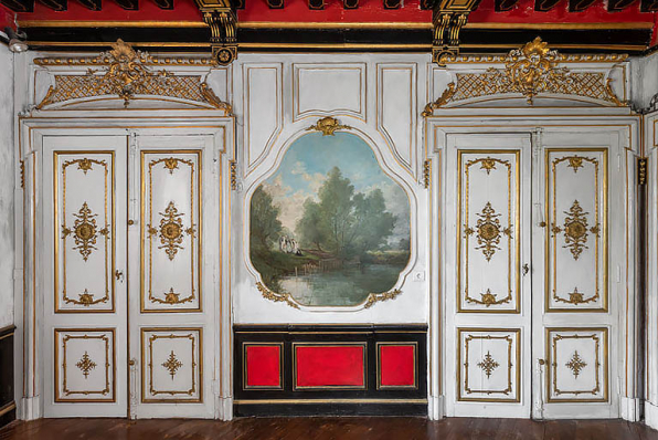 Salon : portes provenant de l'ambassade de Russie, rue du Faubourg Saint-Honoré à Paris. © Région Bourgogne-Franche-Comté, Inventaire du patrimoine