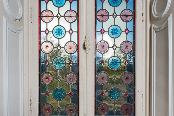 Demeure (chambre à l'étage) : vantaux de fenêtre vitrés ornés de cives. © Région Bourgogne-Franche-Comté, Inventaire du patrimoine