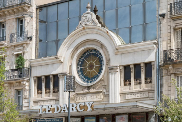 Façade antérieure : décor de l'étage et oculus, de trois quarts droite. © Région Bourgogne-Franche-Comté, Inventaire du patrimoine