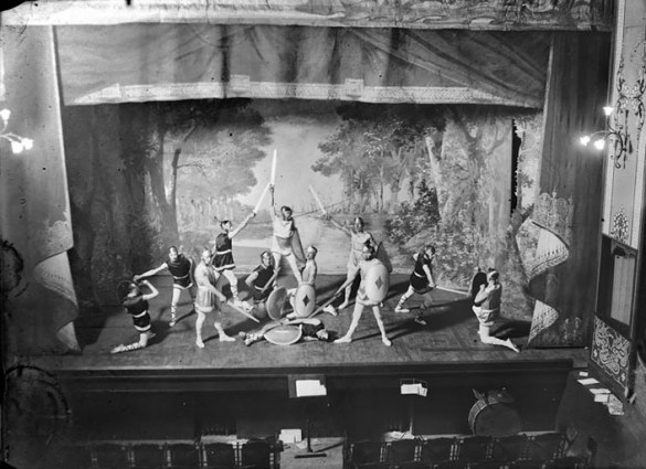 [Répétitions au théâtre de Semur-en-Auxois : spectacle avec des légionnaires romains]. S.d. [1936-1937]. © Région Bourgogne-Franche-Comté, Inventaire du patrimoine