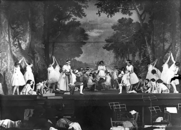 [Répétitions au théâtre de Semur-en-Auxois : spectacle avec danseuses]. S.d. [1936-1937]. © Région Bourgogne-Franche-Comté, Inventaire du patrimoine