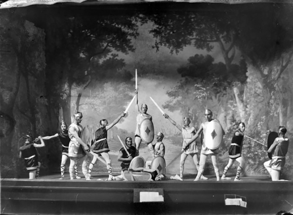 [Répétitions au théâtre de Semur-en-Auxois : spectacle avec des légionnaires romains]. S.d. [1936-1937]. © Région Bourgogne-Franche-Comté, Inventaire du patrimoine