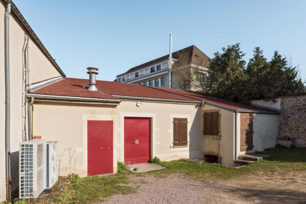 Bâtiments dans la cour. L'entrée du cellier est visible à droite. © Région Bourgogne-Franche-Comté, Inventaire du patrimoine