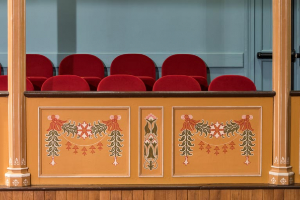 Salle : décor du garde-corps du parterre assis. © Région Bourgogne-Franche-Comté, Inventaire du patrimoine