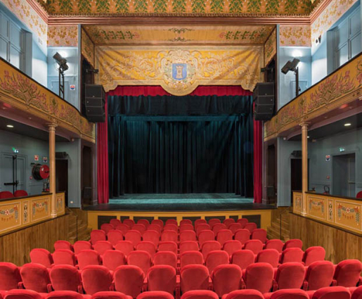 Salle : vue vers la scène, depuis l'orchestre. © Région Bourgogne-Franche-Comté, Inventaire du patrimoine