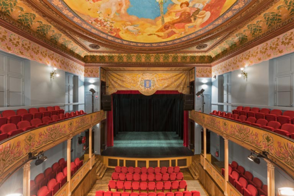 Salle : vue vers la scène, depuis le balcon. © Région Bourgogne-Franche-Comté, Inventaire du patrimoine