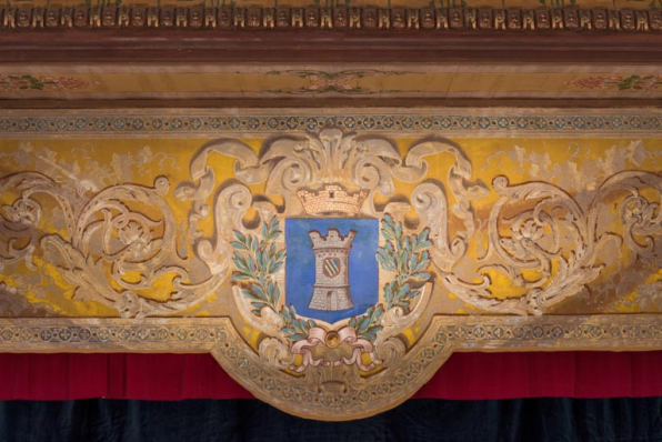 Salle : partie centrale du lambrequin, avec le blason de la ville. © Région Bourgogne-Franche-Comté, Inventaire du patrimoine