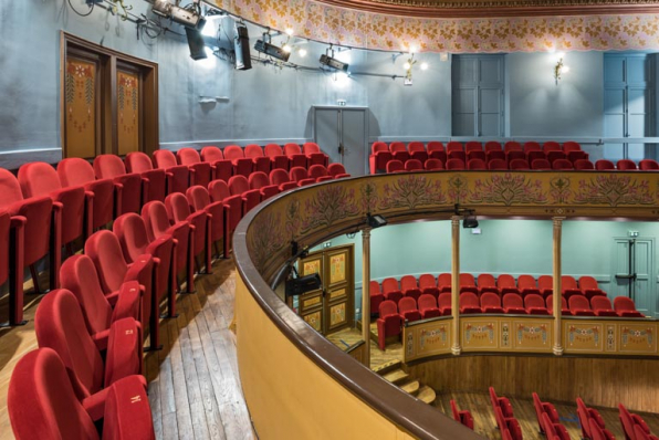 Salle : balcon, vu en enfilade. © Région Bourgogne-Franche-Comté, Inventaire du patrimoine