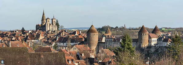 Vue d'ensemble du site, depuis le nord, avec à droite les tours du château-fort et le théâtre. © Région Bourgogne-Franche-Comté, Inventaire du patrimoine