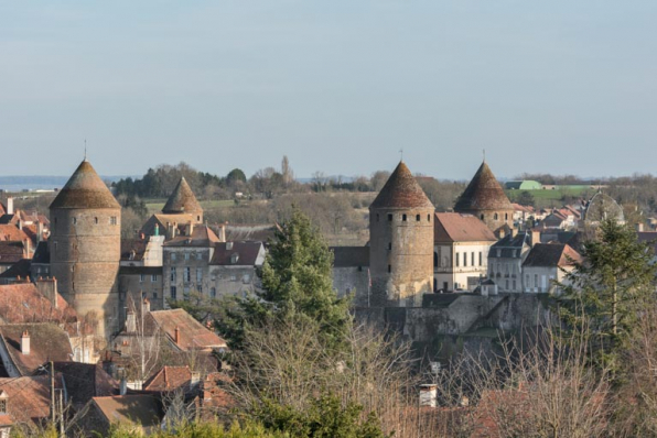 Vue d'ensemble des tours du château-fort et du théâtre (à droite), depuis le nord. © Région Bourgogne-Franche-Comté, Inventaire du patrimoine