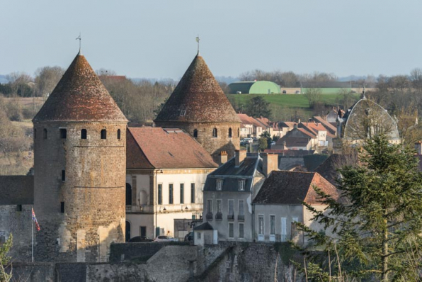 Vue d'ensemble du théâtre, entre la tour de la Géhenne (à gauche) et la tour Margot, depuis le nord. © Région Bourgogne-Franche-Comté, Inventaire du patrimoine