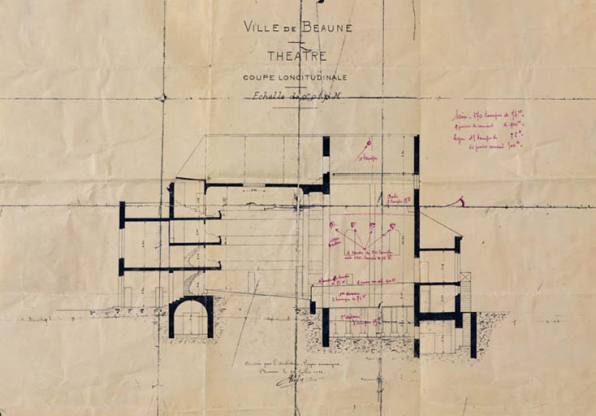 Ville de Beaune. Théâtre. Coupe longitudinale [plan surchargé à l’encre rouge d’indications se rapportant à l’éclairage de la cage de scène]. 24 juillet 1933. © Région Bourgogne-Franche-Comté, Inventaire du patrimoine