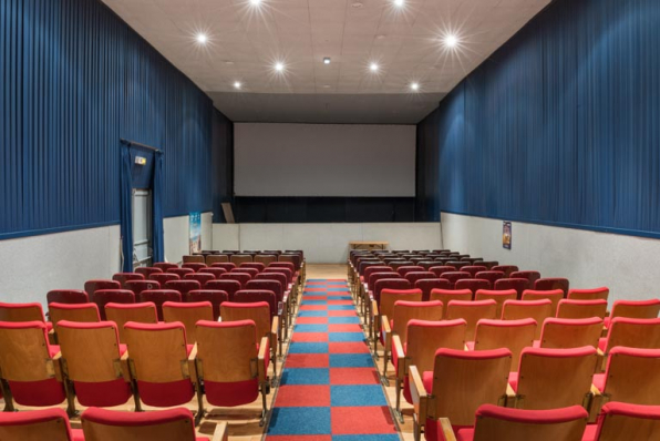 Salle : vue vers l'écran. © Région Bourgogne-Franche-Comté, Inventaire du patrimoine