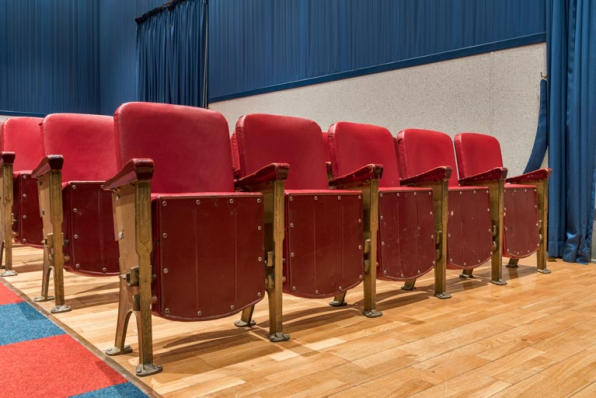Salle : deuxième rangée de sièges. © Région Bourgogne-Franche-Comté, Inventaire du patrimoine