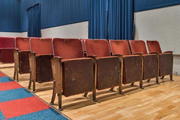 Salle : premières rangées de sièges. © Région Bourgogne-Franche-Comté, Inventaire du patrimoine