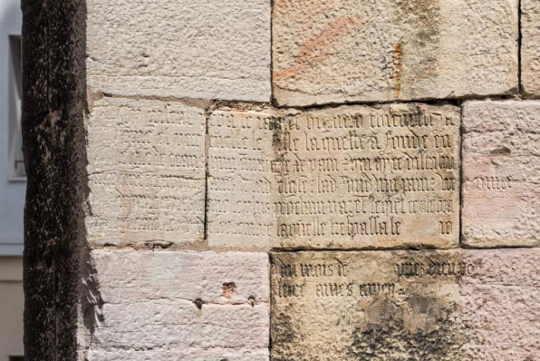 Façade sud : inscription en lettres gothiques dans l'angle sud-ouest. © Région Bourgogne-Franche-Comté, Inventaire du patrimoine