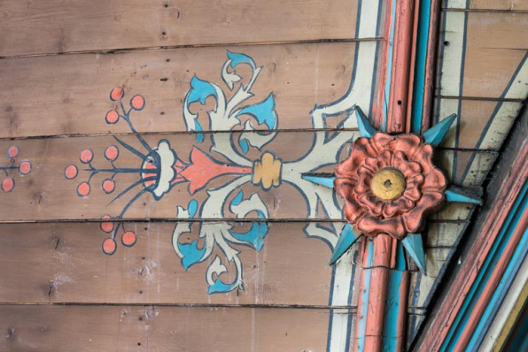 Nef, charpente lambrissée : peinture et motif floral sculpté. © Région Bourgogne-Franche-Comté, Inventaire du patrimoine