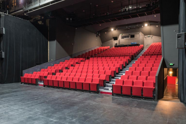 Théâtre : la salle, vue de trois quarts. © Région Bourgogne-Franche-Comté, Inventaire du patrimoine