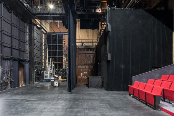 Théâtre : coulisse côté cour (bras sud du transept). © Région Bourgogne-Franche-Comté, Inventaire du patrimoine