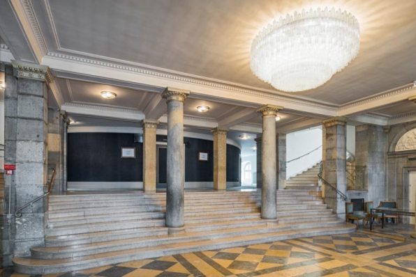 Lustre du vestibule : vue d'ensemble dans la pièce, depuis l'entrée. © Région Bourgogne-Franche-Comté, Inventaire du patrimoine